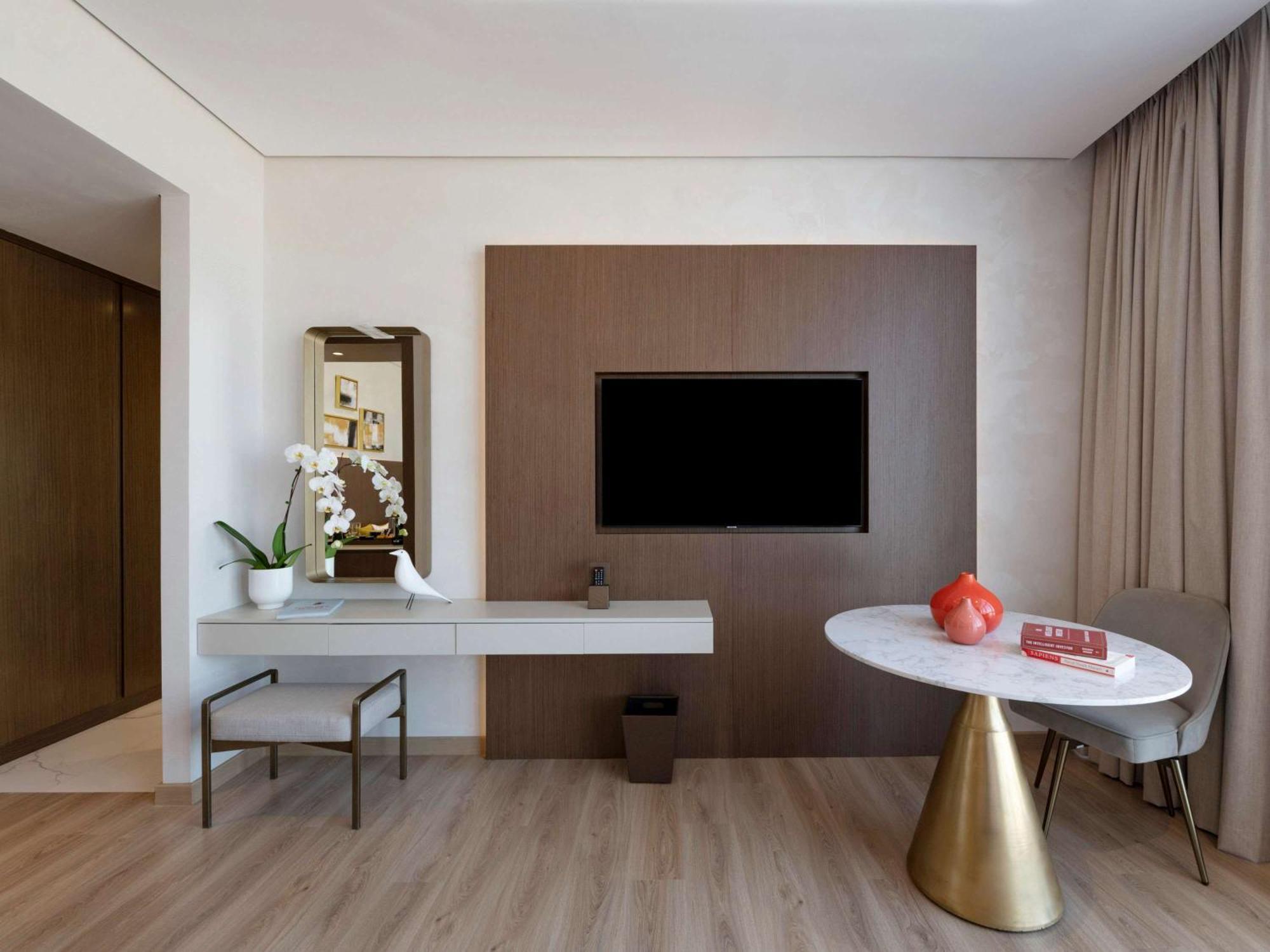 Movenpick Jumeirah Village Triangle Dubaï Extérieur photo A room at the hotel