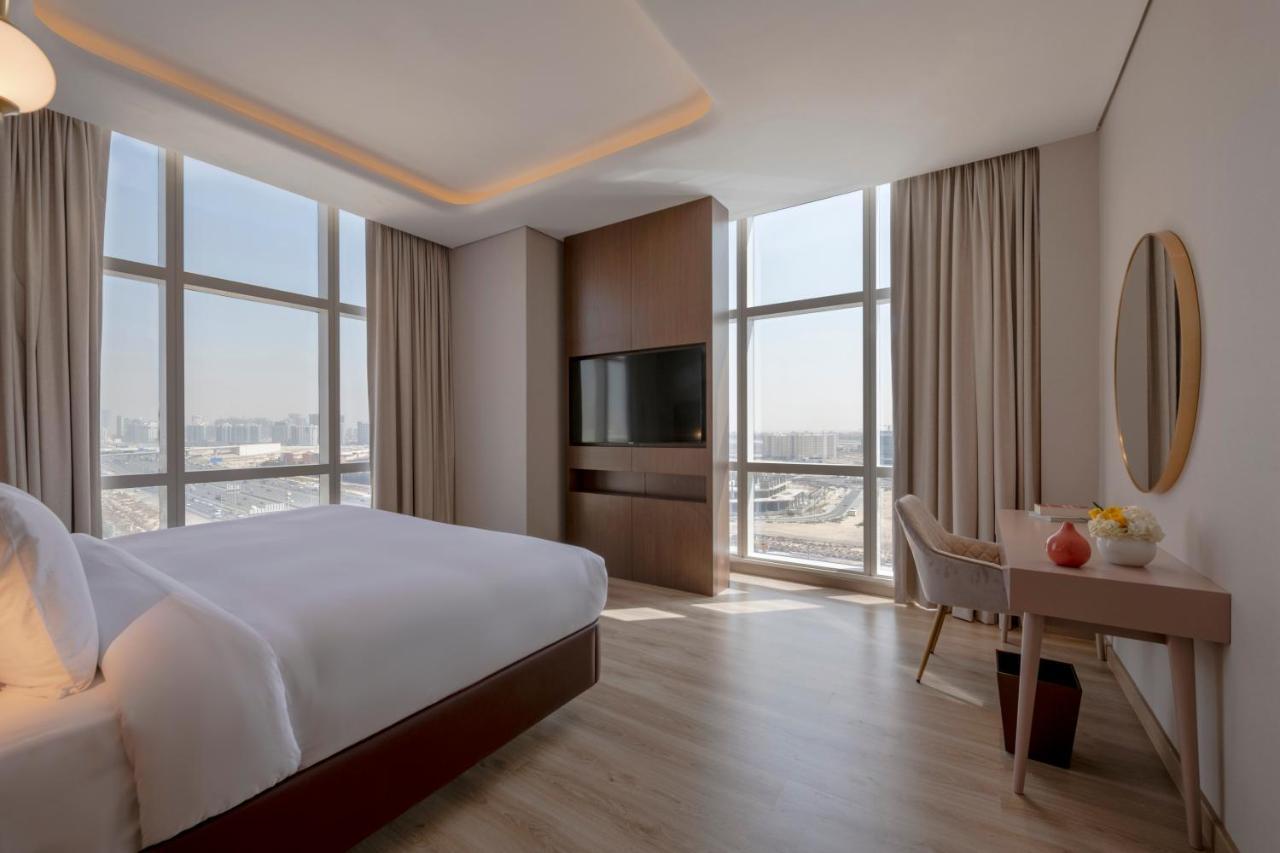 Movenpick Jumeirah Village Triangle Dubaï Extérieur photo A bedroom at the hotel