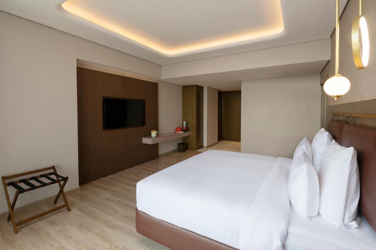 Movenpick Jumeirah Village Triangle Dubaï Extérieur photo A bedroom at the hotel