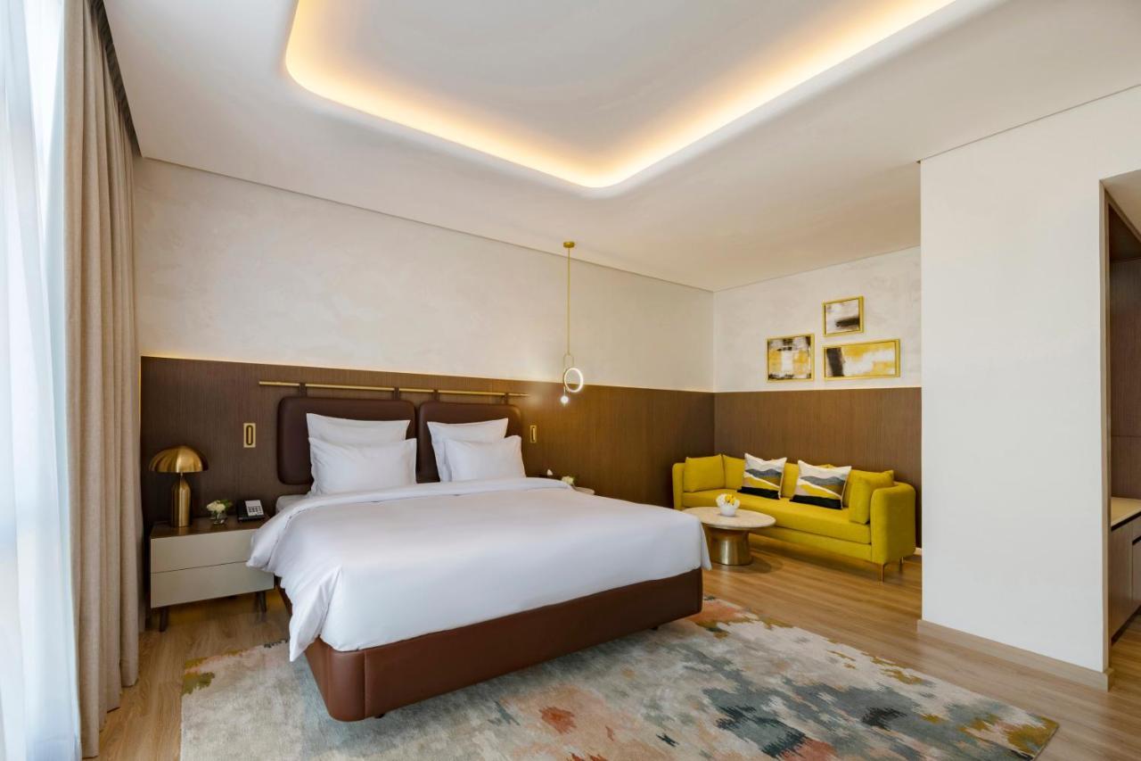 Movenpick Jumeirah Village Triangle Dubaï Extérieur photo A bedroom at the hotel