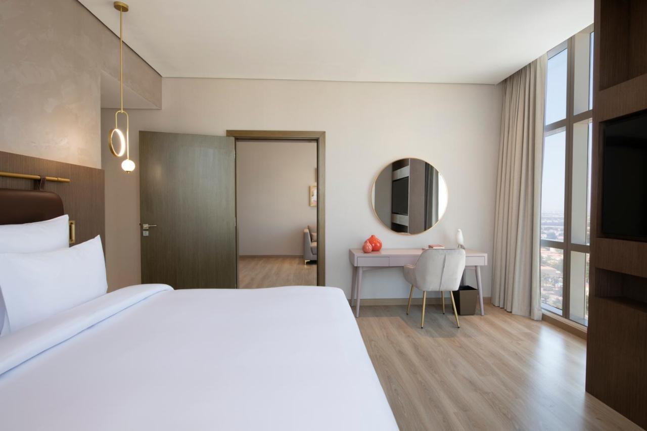 Movenpick Jumeirah Village Triangle Dubaï Extérieur photo A bedroom at the hotel