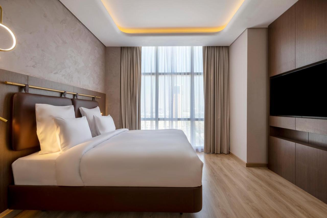 Movenpick Jumeirah Village Triangle Dubaï Extérieur photo A bedroom at the hotel