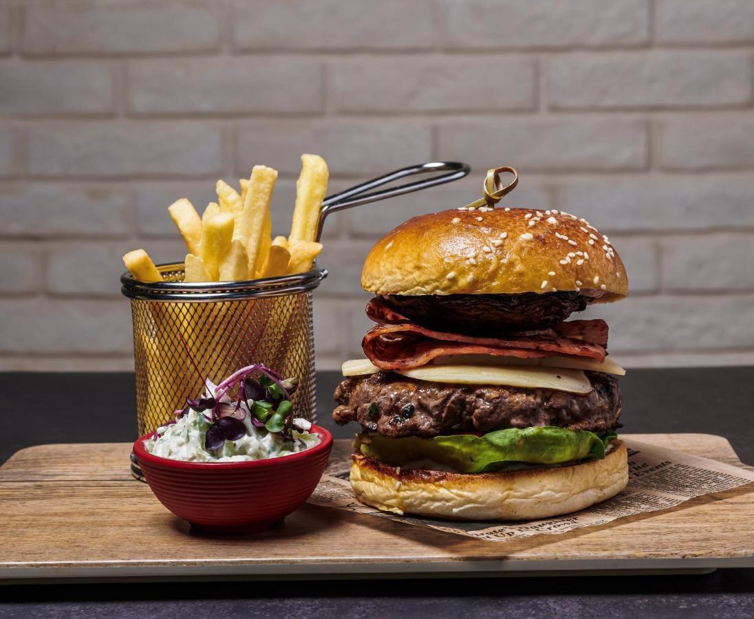 Movenpick Jumeirah Village Triangle Dubaï Extérieur photo A hamburger with chips