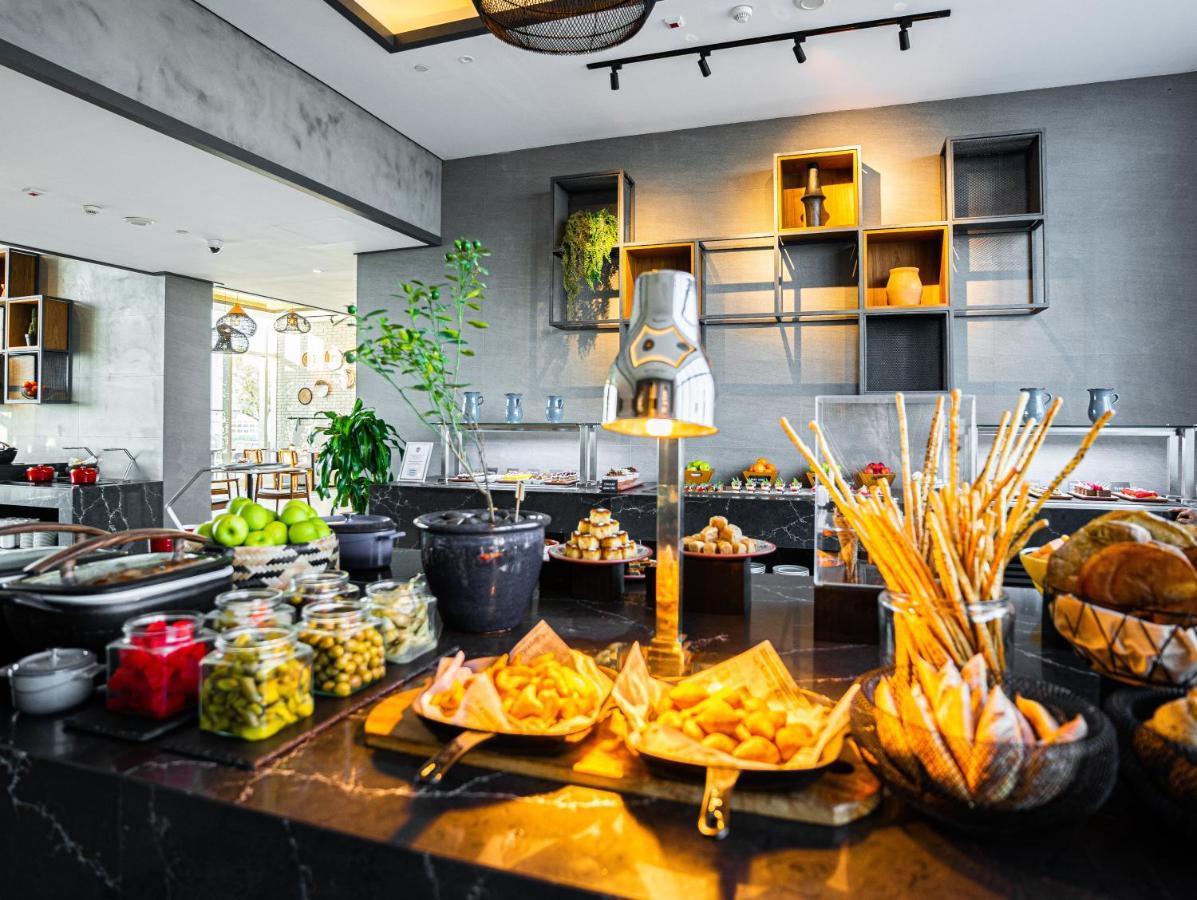 Movenpick Jumeirah Village Triangle Dubaï Extérieur photo The buffet at the restaurant