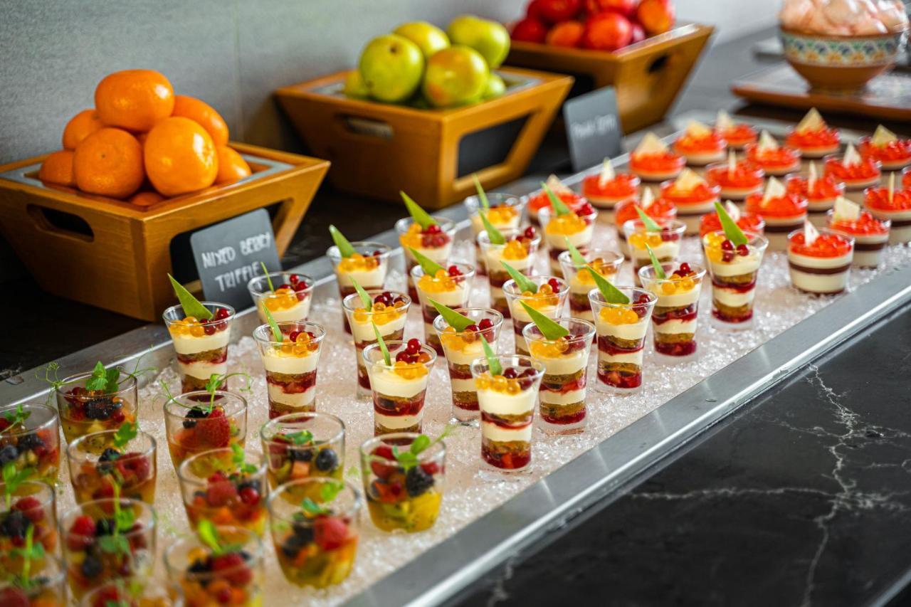 Movenpick Jumeirah Village Triangle Dubaï Extérieur photo A dessert buffet