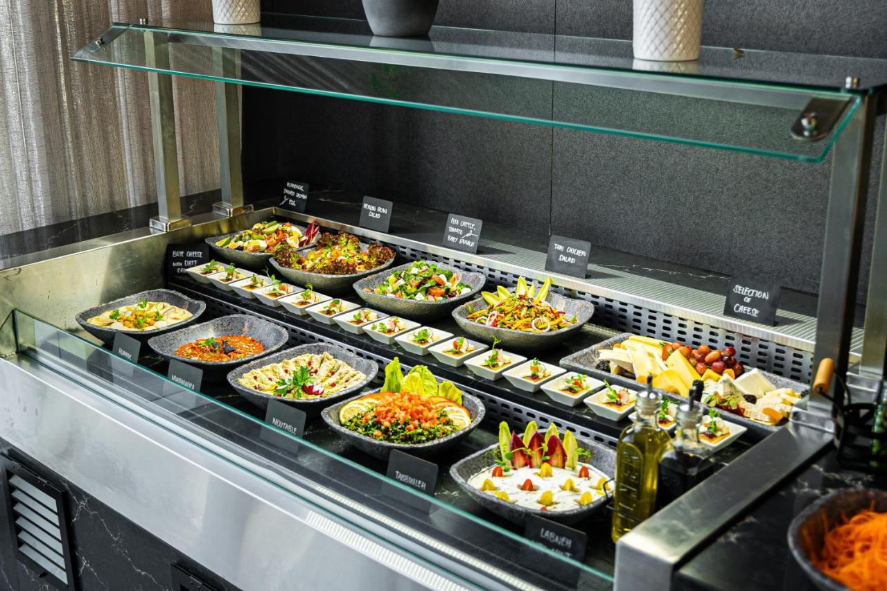 Movenpick Jumeirah Village Triangle Dubaï Extérieur photo A salad bar