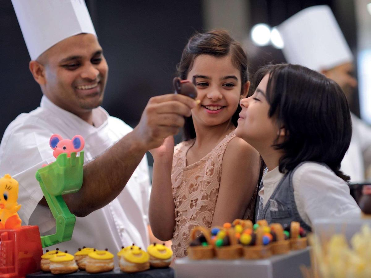 Movenpick Jumeirah Village Triangle Dubaï Extérieur photo A pastry chef at work