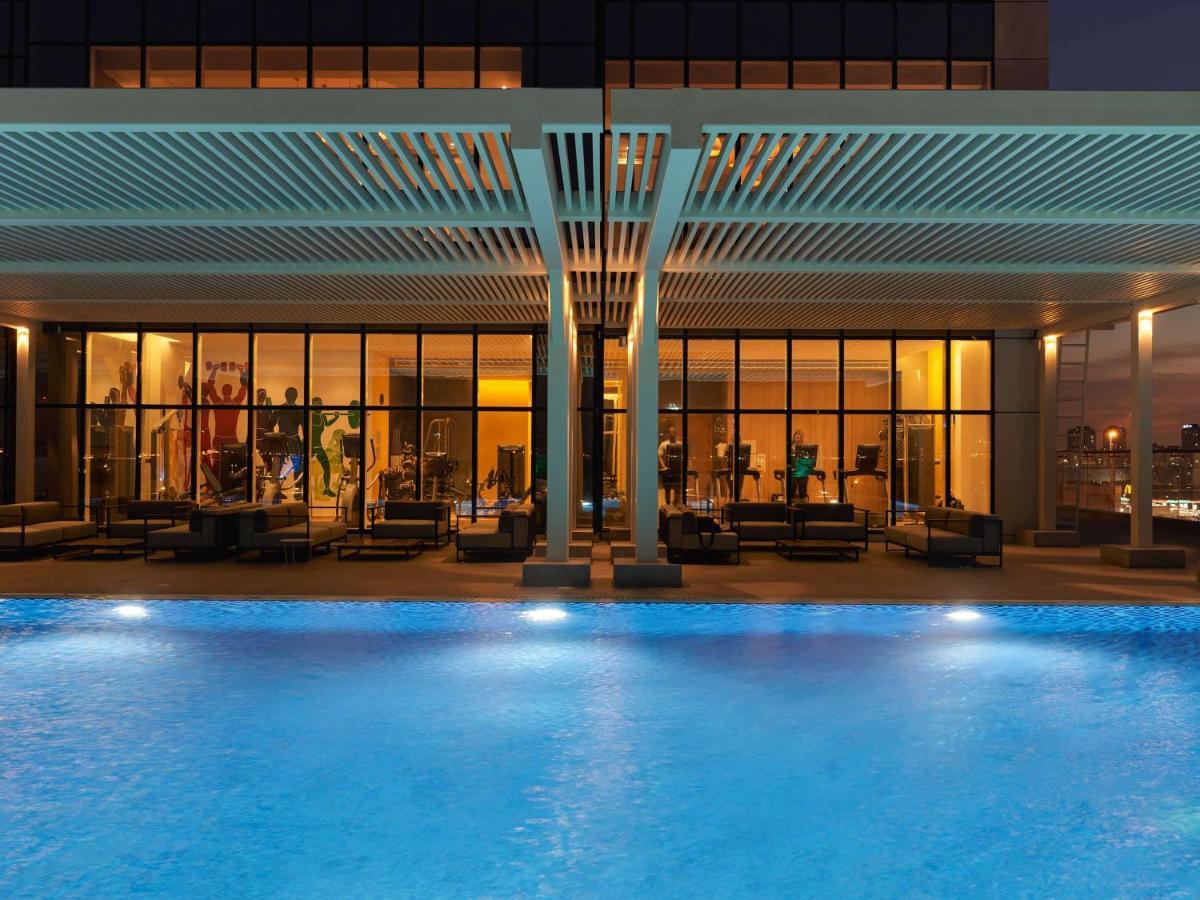Movenpick Jumeirah Village Triangle Dubaï Extérieur photo The swimming pool at the hotel
