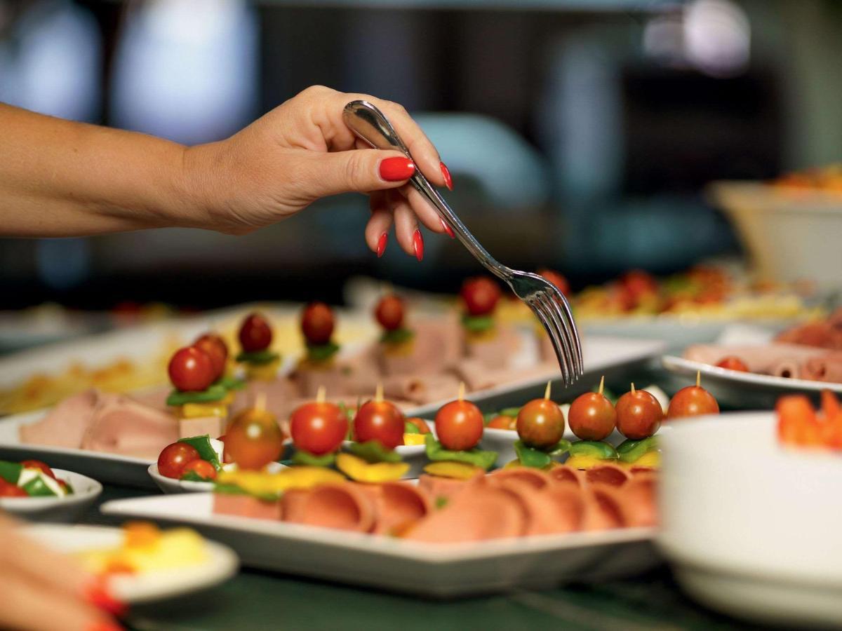 Movenpick Jumeirah Village Triangle Dubaï Extérieur photo A buffet