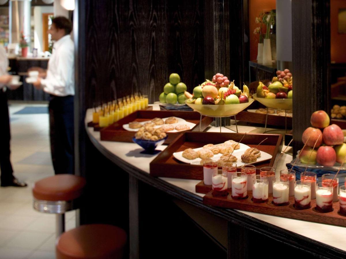 Movenpick Jumeirah Village Triangle Dubaï Extérieur photo A buffet at a hotel