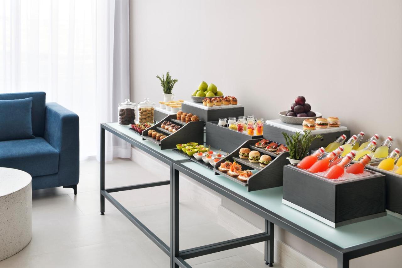 Movenpick Jumeirah Village Triangle Dubaï Extérieur photo A buffet table