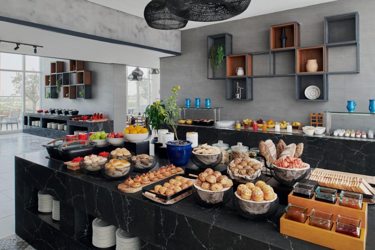 Movenpick Jumeirah Village Triangle Dubaï Extérieur photo A buffet at a hotel