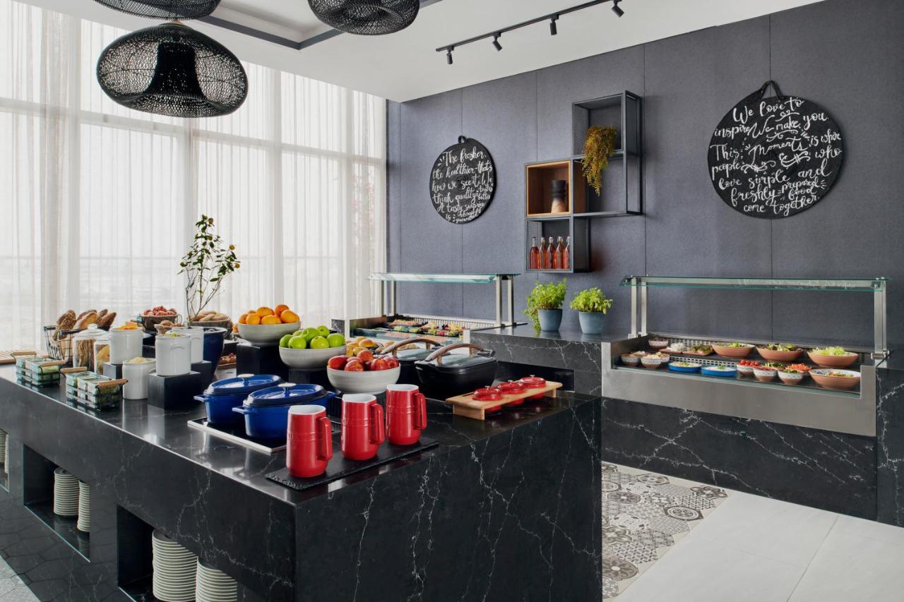 Movenpick Jumeirah Village Triangle Dubaï Extérieur photo A buffet at a hotel
